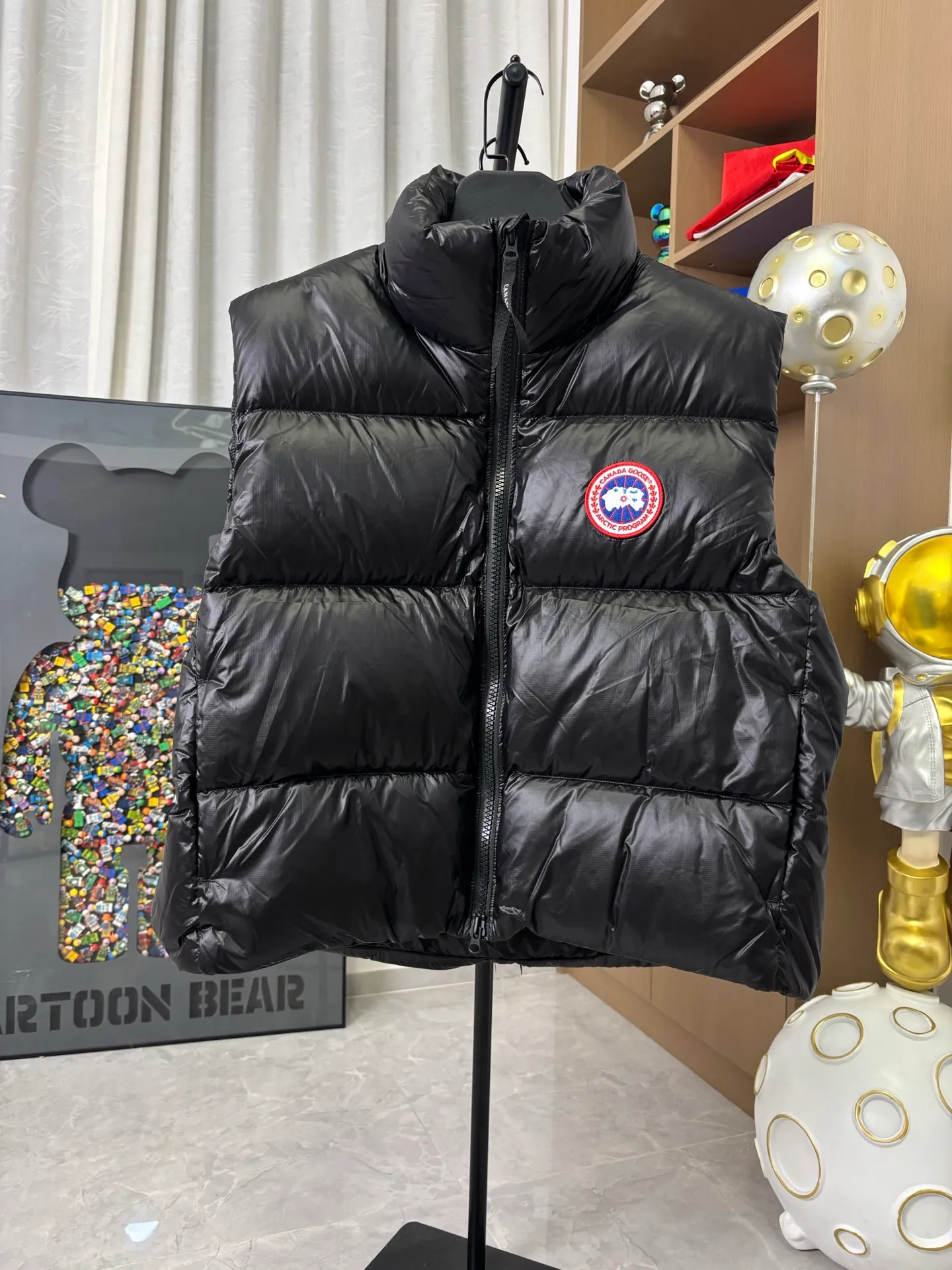 P570 Style number: DC193# [Canada Goose] Big Goose 🦢National Standard 90 White Duck Down Puff Down Vest Canada Goose official website model 1:1:1 customized New national standard down cotton has better thermal insulation performance, is light and not heavy, and has good loft recovery after compression! Filled with 90% white duck down, it is the legendary warmest down jacket and is known as a must-have for Arctic outdoor sports! Waterproof, diamond-resistant and fade-resistant 24-count calendered woolen surface (waterproof level is consistent with the level of ball-bearing raincoats). Canada Goose has always been recognized as the warmest down jacket and the most popular down jacket in the world. Major celebrities are rushing to buy it, and it is a must-have!  Color: Silver Black Blue Size: XS-S-M-L-XL [Picture 9️⃣Size Chart]